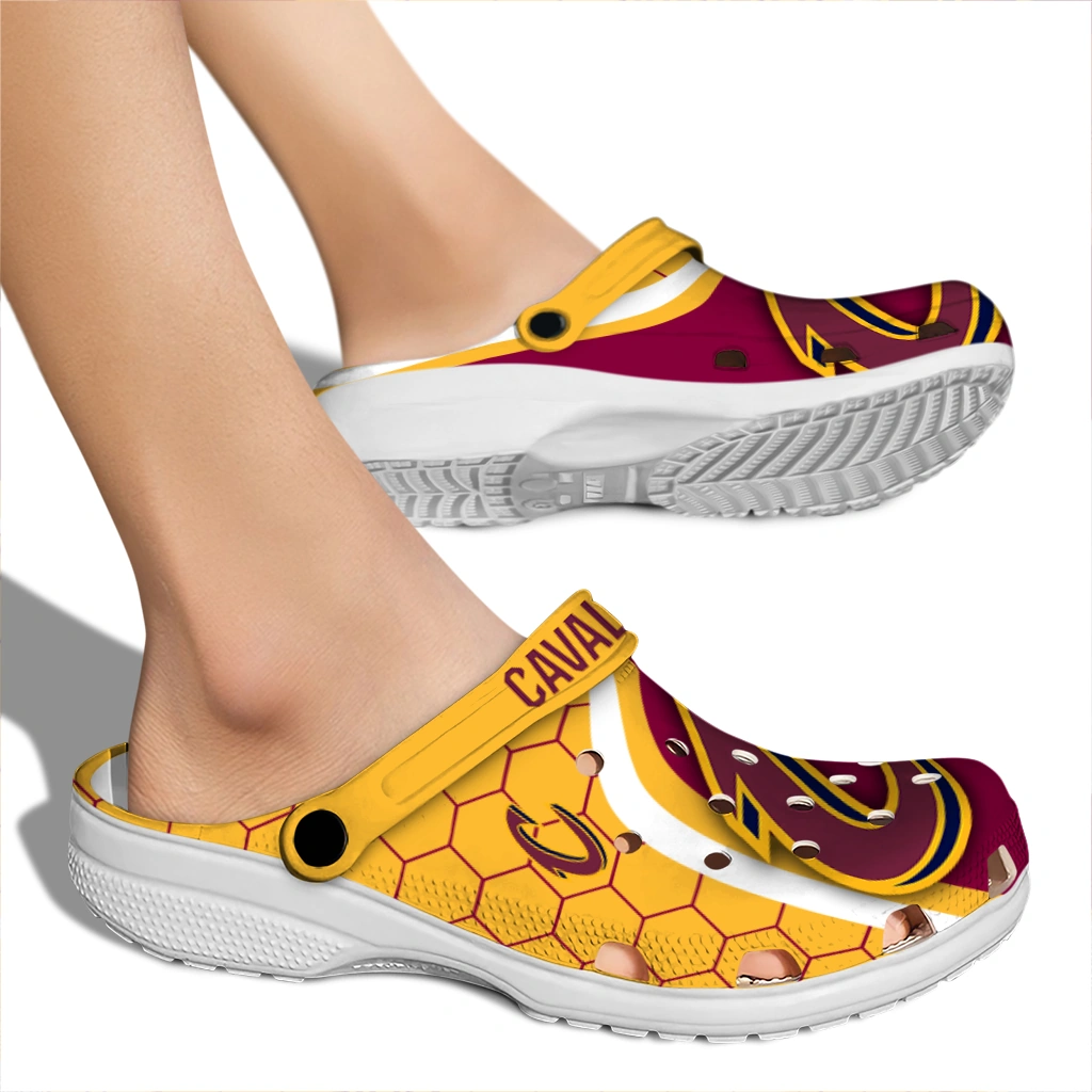 cleveland-cavaliers-hexagon-grid-clogs-fashion-forward