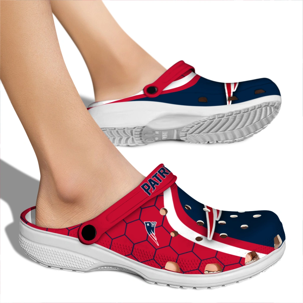 new-england-patriots-hexagon-grid-clogs-fashion-forward