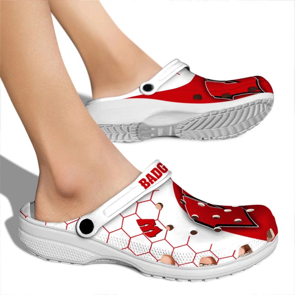 wisconsin-badgers-hexagon-grid-clogs-fashion-forward